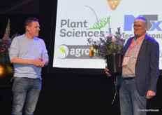 Teler en voorzitter van de Landelijke Commissie Aardbei Jeroen Schwering geeft Ad van Laarhoven van Delphy een bloemetje als dank voor bewezen diensten. Ad gaat met pensioen.